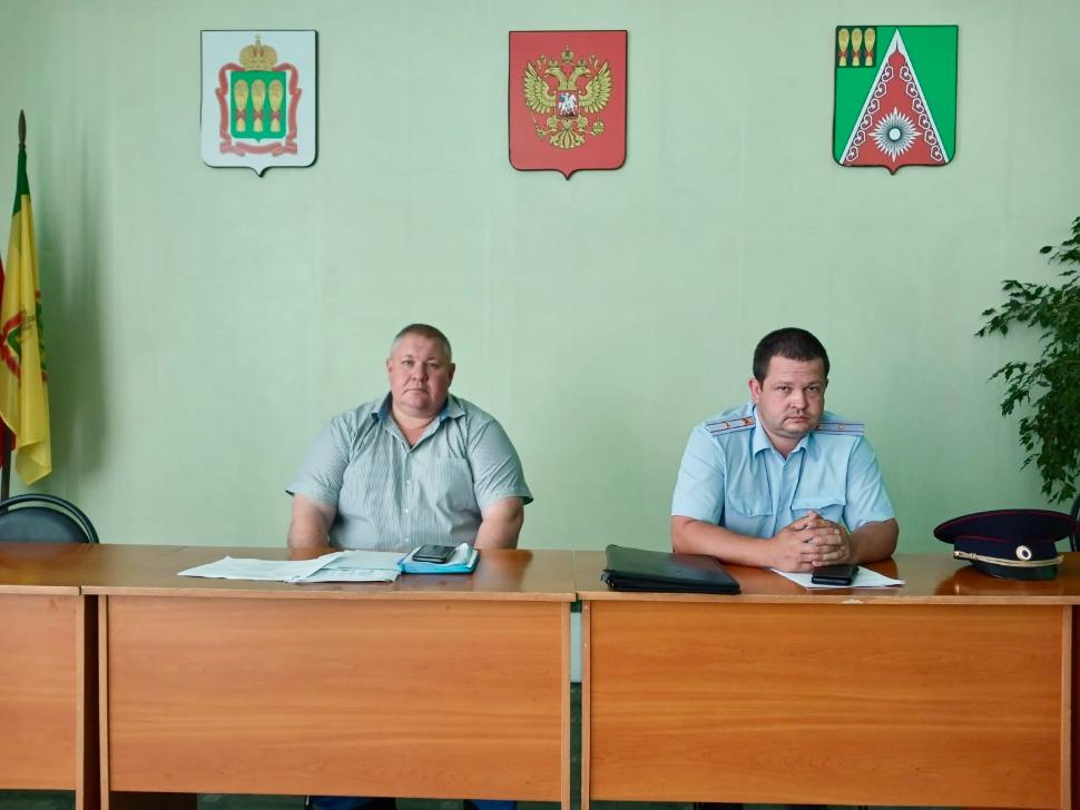 Глава Камешкирского района Дмитрий Мануковский провел оперативное совещание Глава Камешкирского района Дмитрий Мануковский провел оперативное совещание