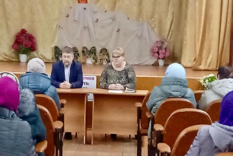 Собрание жителей села Большой Умыс с представителями местной администрации