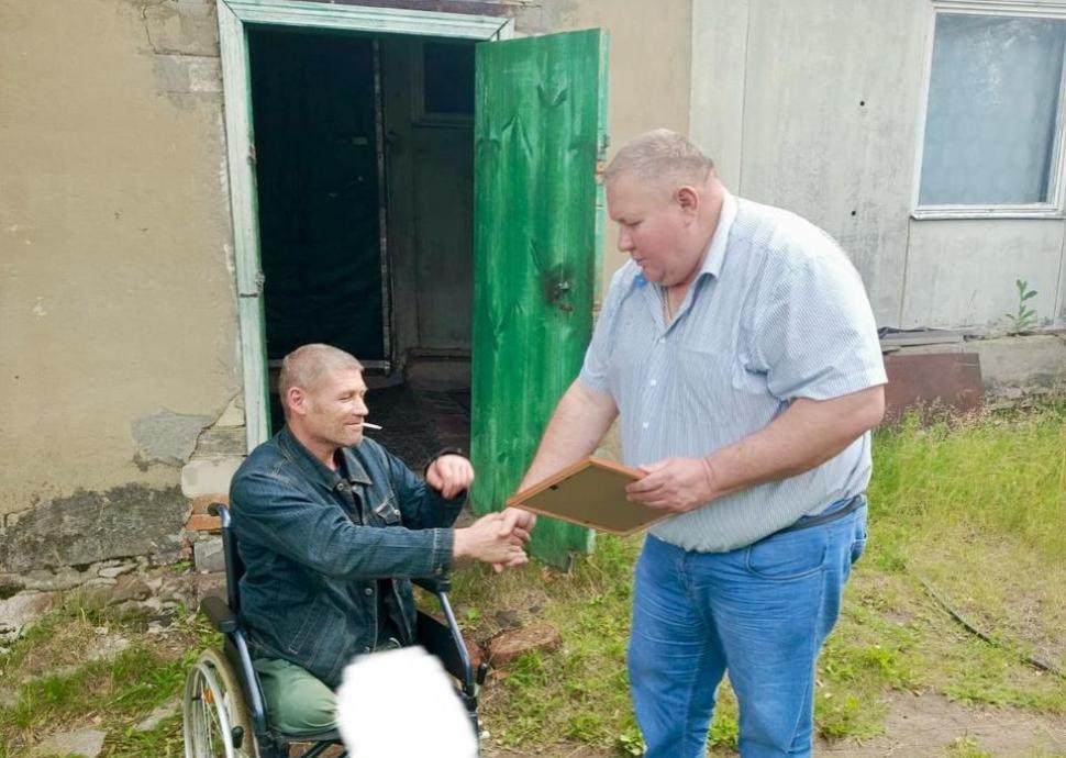 Глава Камешкирского района Дмитрий Мануковский вручил Благодарность за мужество, самоотверженность, преданность Отечеству Молчанову Андрею Юрьевичу Глава Камешкирского района Дмитрий Мануковский вручил Благодарность за мужество, самоотверженность, преданность Отечеству Молчанову Андрею Юрьевичу