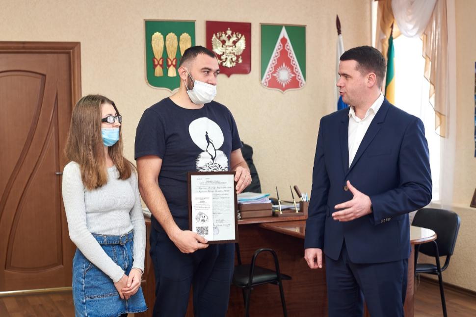 Глава администрации Камешкирского района Павел Мигин вручил жилищные сертификаты молодым семьям Глава администрации Камешкирского района Павел Мигин вручил жилищные сертификаты молодым семьям