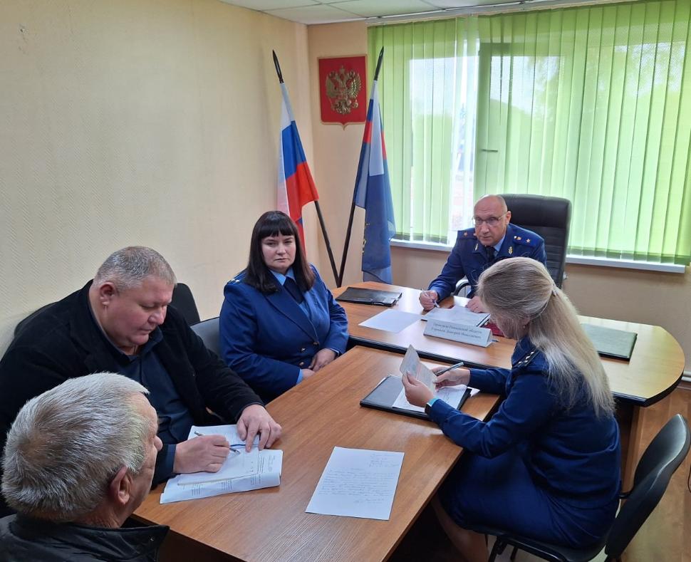 Прокурор области Дмитрий Горшков совершил рабочую поездку в Камешкирский район Прокурор области Дмитрий Горшков совершил рабочую поездку в Камешкирский район