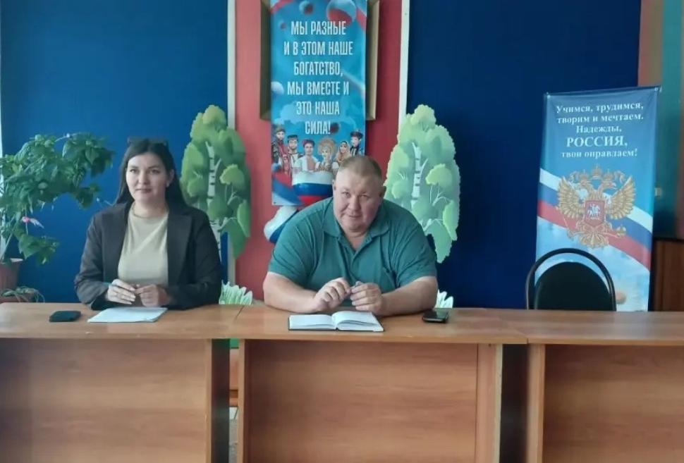 Глава Камешкирского района Дмитрий Мануковский провел встречу с жителями села Пестровка Глава Камешкирского района Дмитрий Мануковский провел встречу с жителями села Пестровка