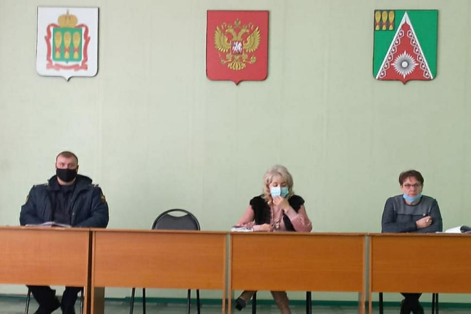В администрации Камешкирского района провели заседание межведомственной комиссии по налогам и сборам