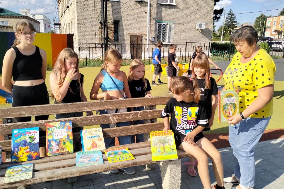 Акция «С книжкой на детской площадке»