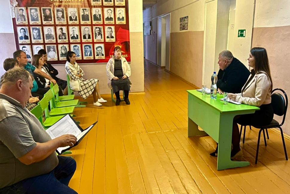 Глава Камешкирского района Дмитрий Мануковский встретился с жителями сел  Мокрый  Дол и Бегуч