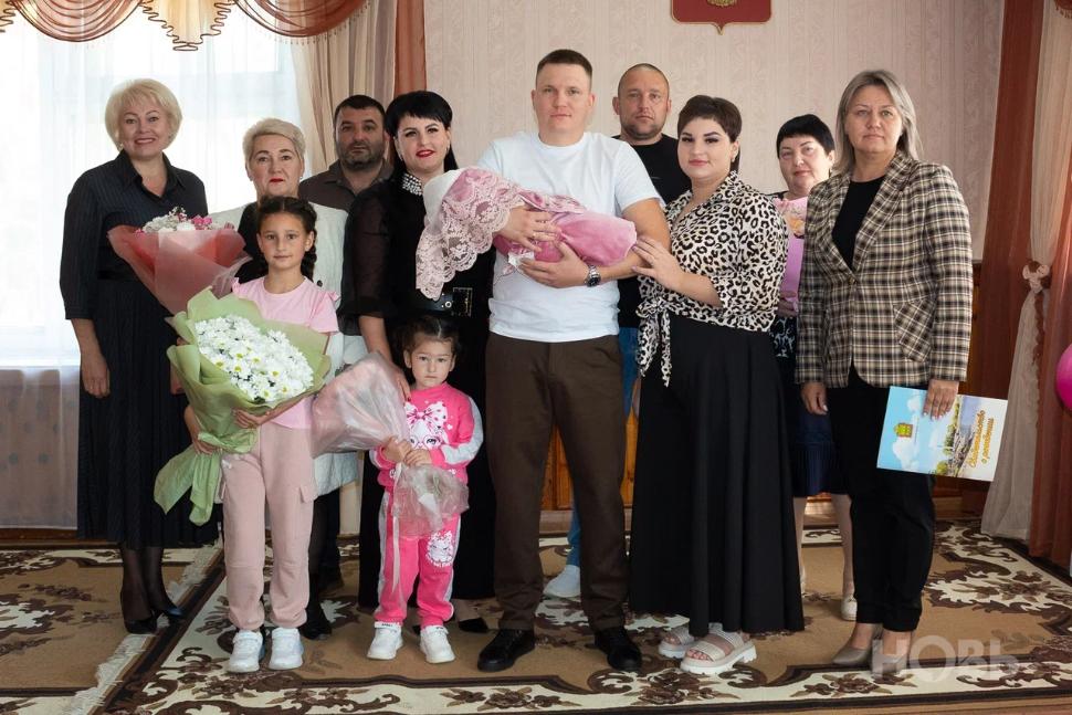 Торжественное вручение свидетельства о рождении