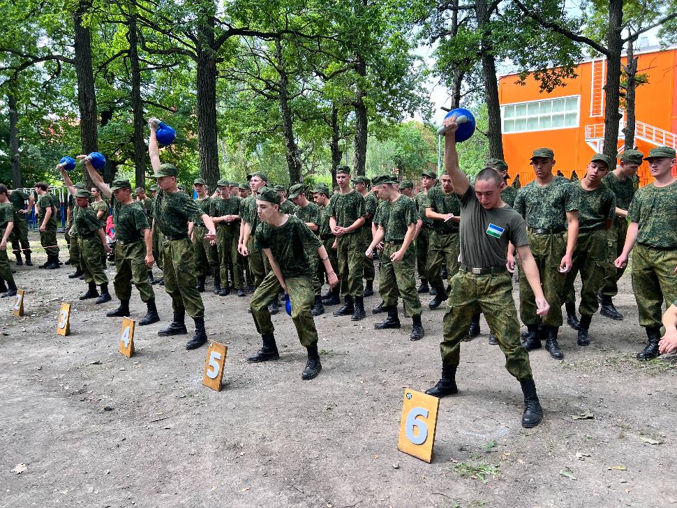 Гвардейцы попробовали свои силы в соревнованиях по гиревому спорту