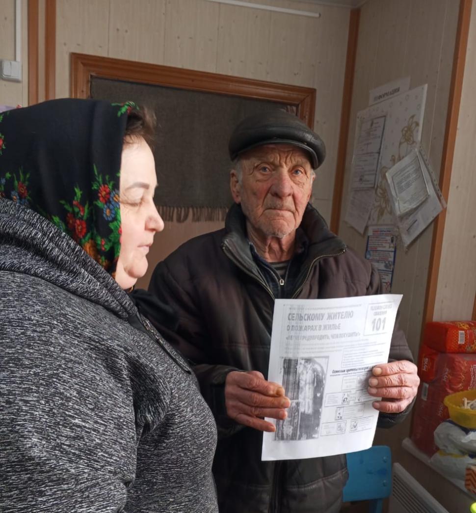 Индивидуальные профилактические беседы с получателями социальных услуг на дому на территории Камешкирского  района