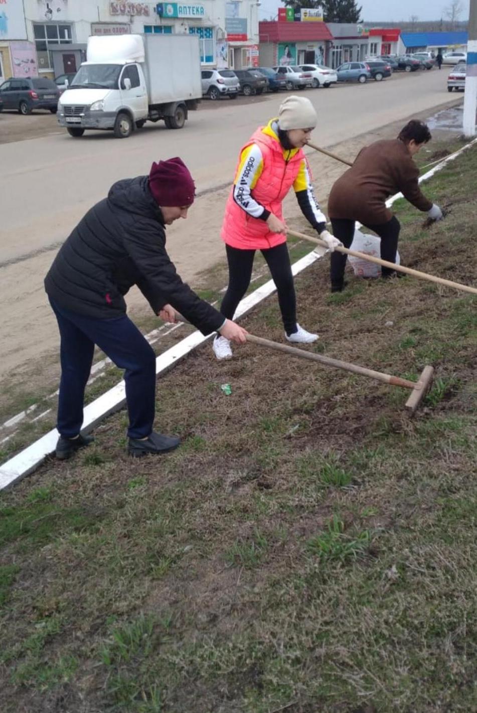 В Камешкирском районе  продолжаются работы по благоустройству