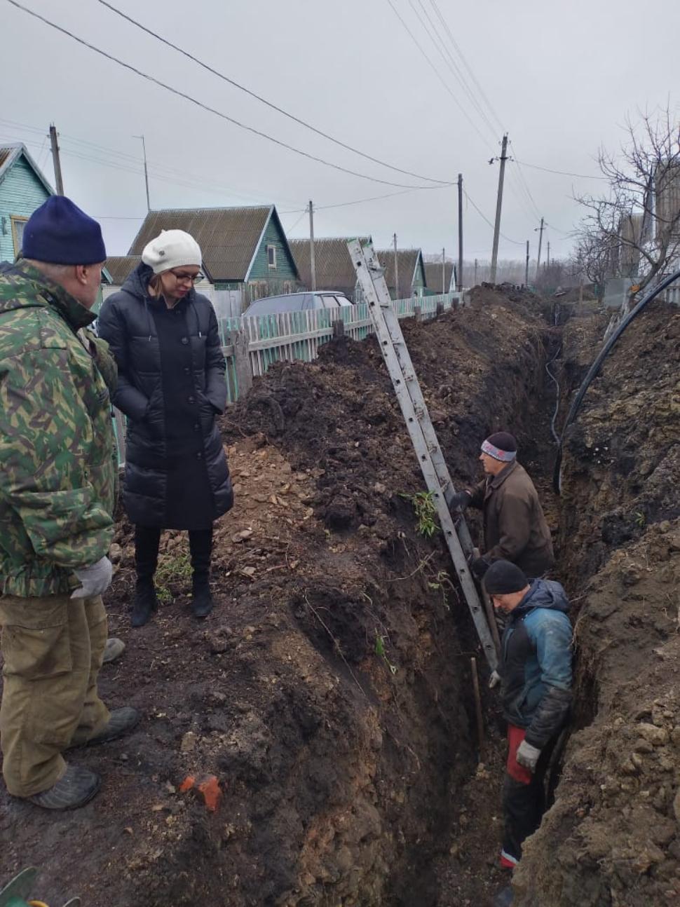 И.о. Главы администрации Камешкирского района Ольга Белянина проинспектировала ход ремонтных работ водопровода в с.Старый Чирчим