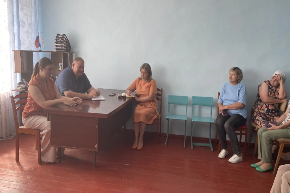 Глава Камешкирского района Дмитрий Мануковский провел  встречу с населением сел Мокрый Дол и Бегуч