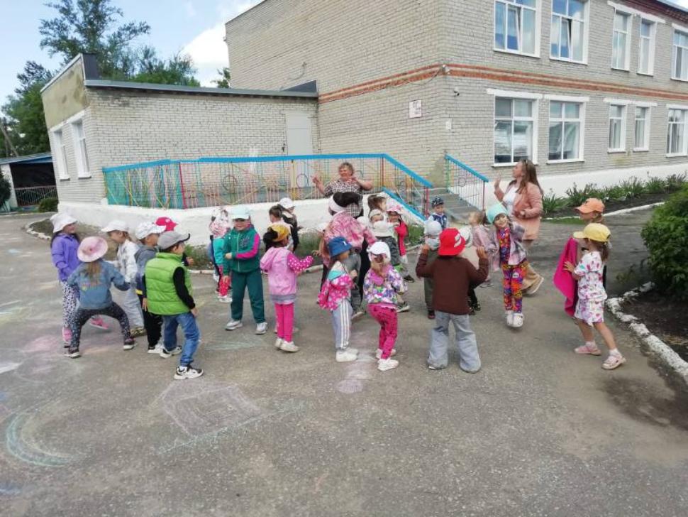 Радостно и звонко встретили лето в детском саду