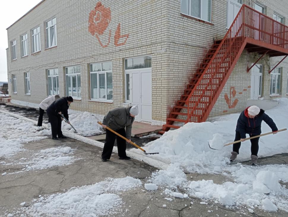 Продолжается благоустройство школьных территорий Продолжается благоустройство школьных территорий