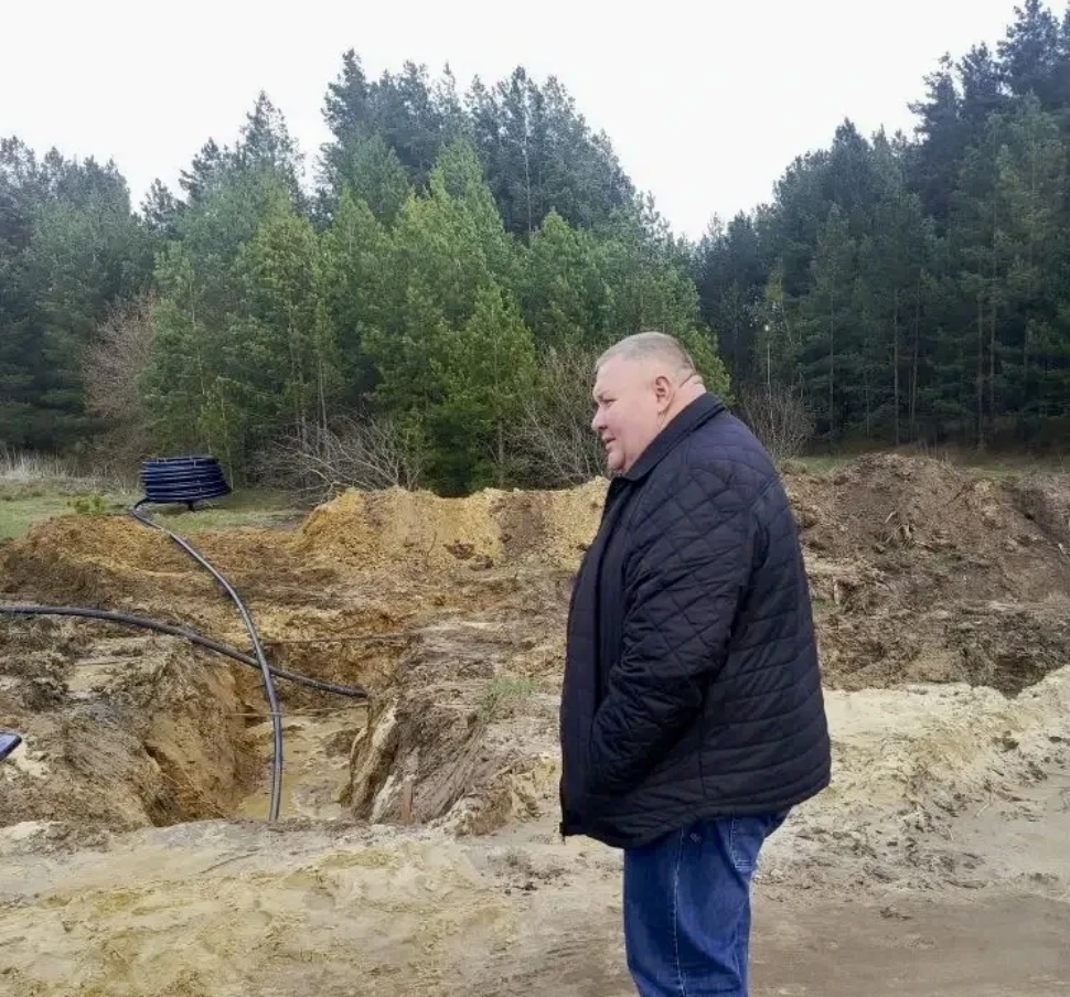  Глава Камешкирского района Дмитрий Мануковский проконтролировал ход работ по ремонту участка водопроводной сети по ул. Советская в селе Русский Камешкир