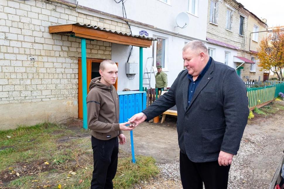 Глава Камешкирского района Дмитрий Мануковский вручил ключи от благоустроенной квартиры Кибячеву Владимиру Вячеславовичу Глава Камешкирского района Дмитрий Мануковский вручил ключи от благоустроенной квартиры Кибячеву Владимиру Вячеславовичу
