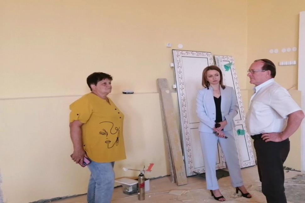Глава Камешкирского района Ольга Белянина проконтролировала ход проведения мероприятий по ремонту спортивного комплекса «Комсомолец»