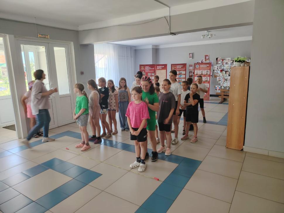 Специалисты Районного Дома культуры провели  спортивную эстафету «Весёлые старты»