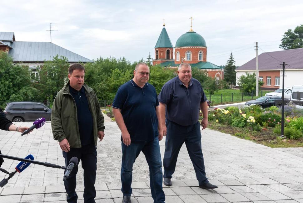 Губернатор Пензенской области Олег Мельниченко посетил село Русский Камешкир Губернатор Пензенской области Олег Мельниченко посетил село Русский Камешкир