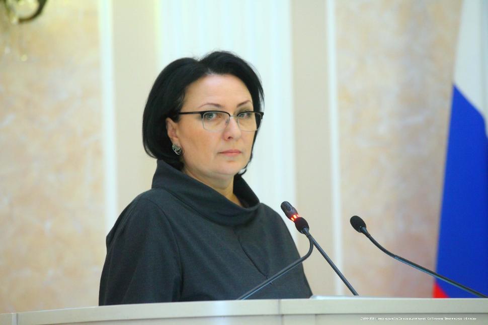 Елена Аксенова приняла участие в сессии регионального парламента
