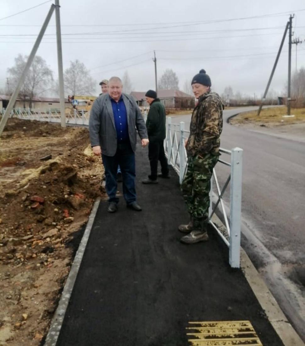  Глава Камешкирского района Дмитрий Мануковский провел проверку работ по монтажу светофора