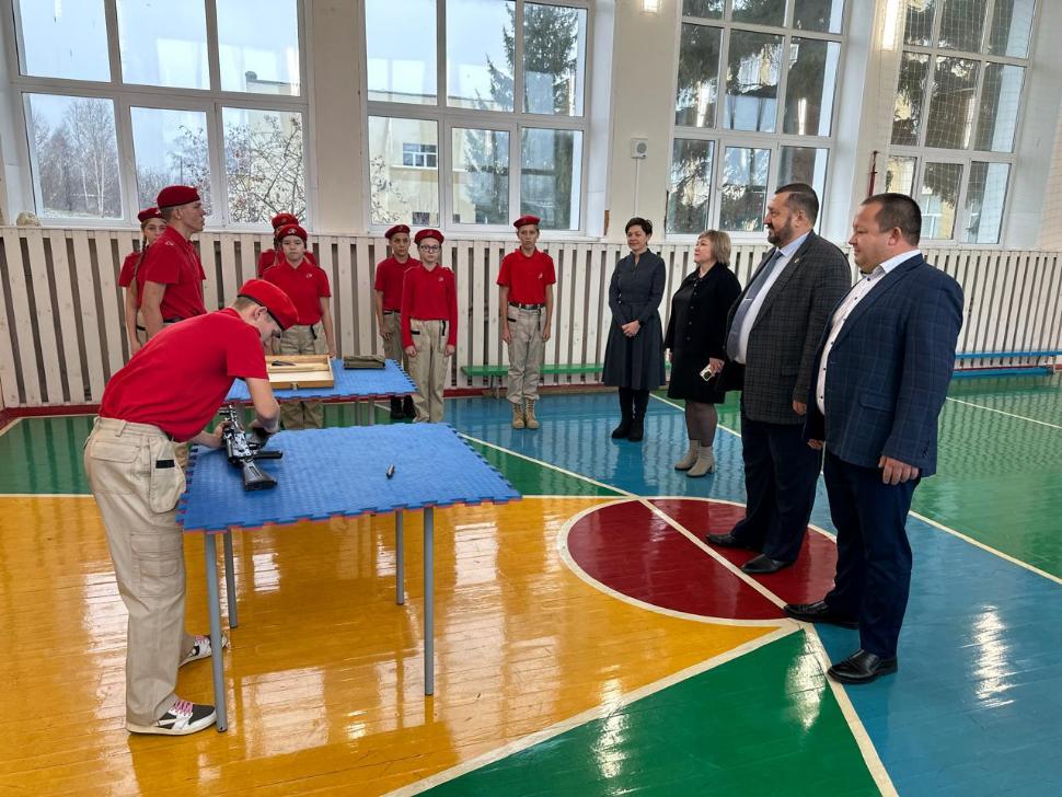 Члены Общественной палаты Пензенской области посетили среднюю школу села  Русский Камешкир