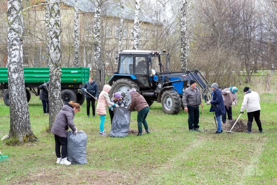 В рамках весеннего месячника по благоустройству населённых пунктов состоялся субботник