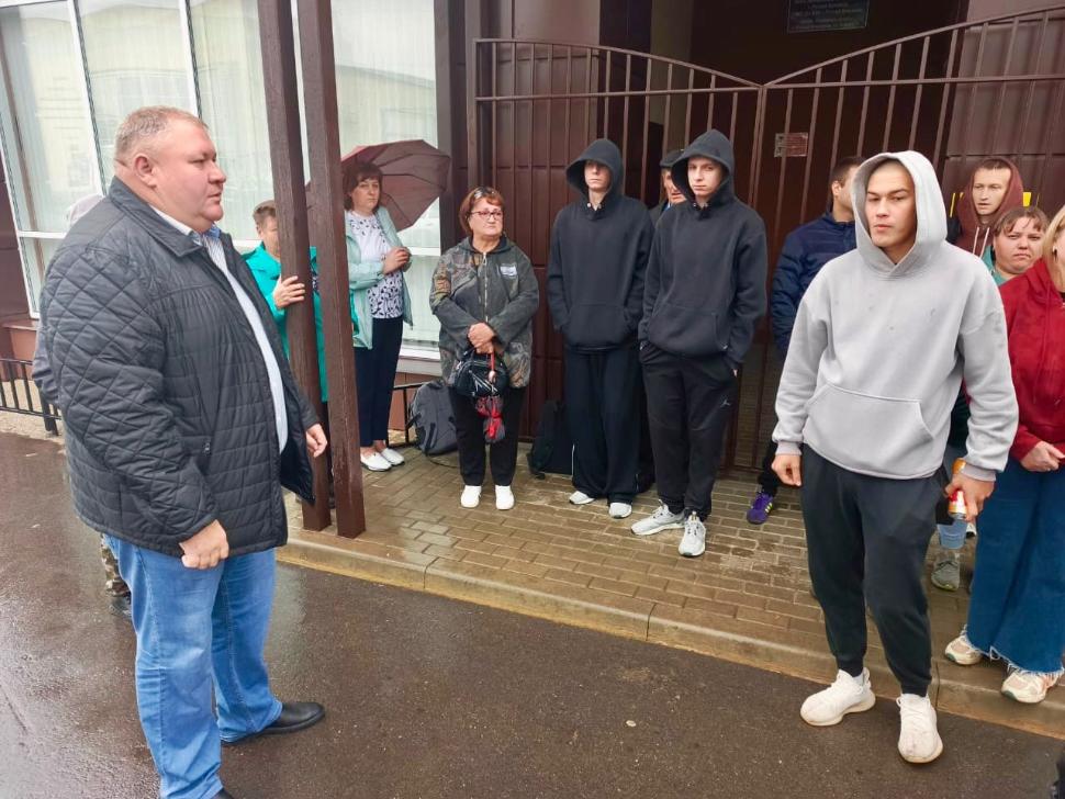 Глава Камешкирского района Дмитрий Мануковский проводил призывников в армию Глава Камешкирского района Дмитрий Мануковский проводил призывников в армию