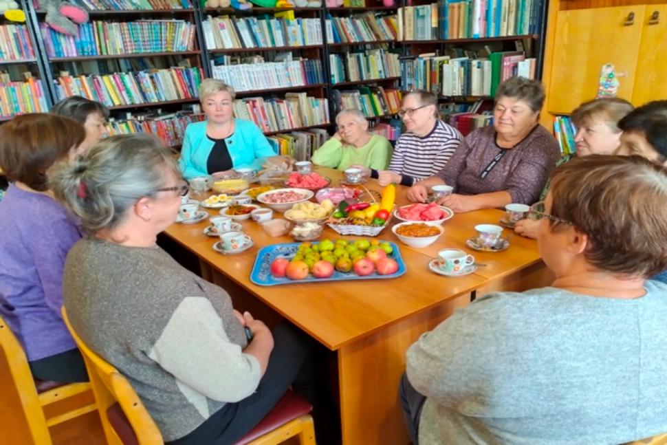 В Камешкирской центральной районной библиотеке прошёл праздник урожая «Бесценный дар природы»