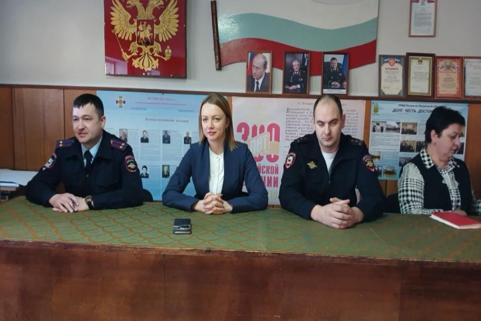 Глава Камешкирского района Ольга Белянина провела встречу с сотрудниками Отделения МВД России по Камешкирскому району Глава Камешкирского района Ольга Белянина провела встречу с сотрудниками Отделения МВД России по Камешкирскому району