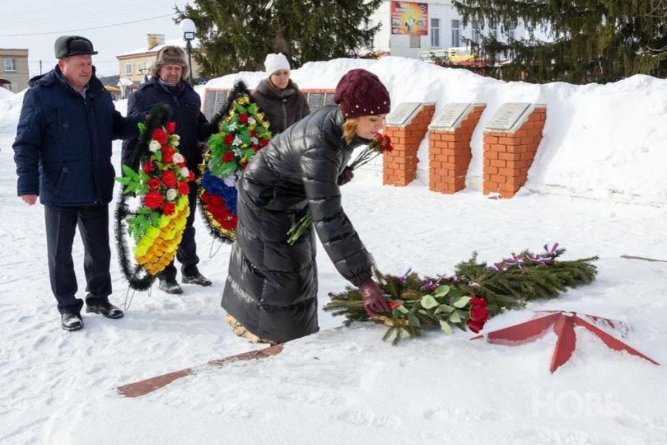 Торжественное возложение цветов в честь Дня защитника Отечества Торжественное возложение цветов в честь Дня защитника Отечества