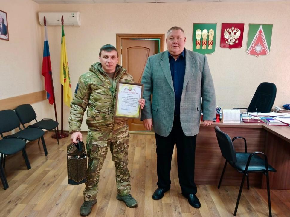 Глава Камешкирского района Дмитрий Мануковский вручил благодарность Александру Юткину за его мужество, самоотверженность и беззаветную преданность Родине