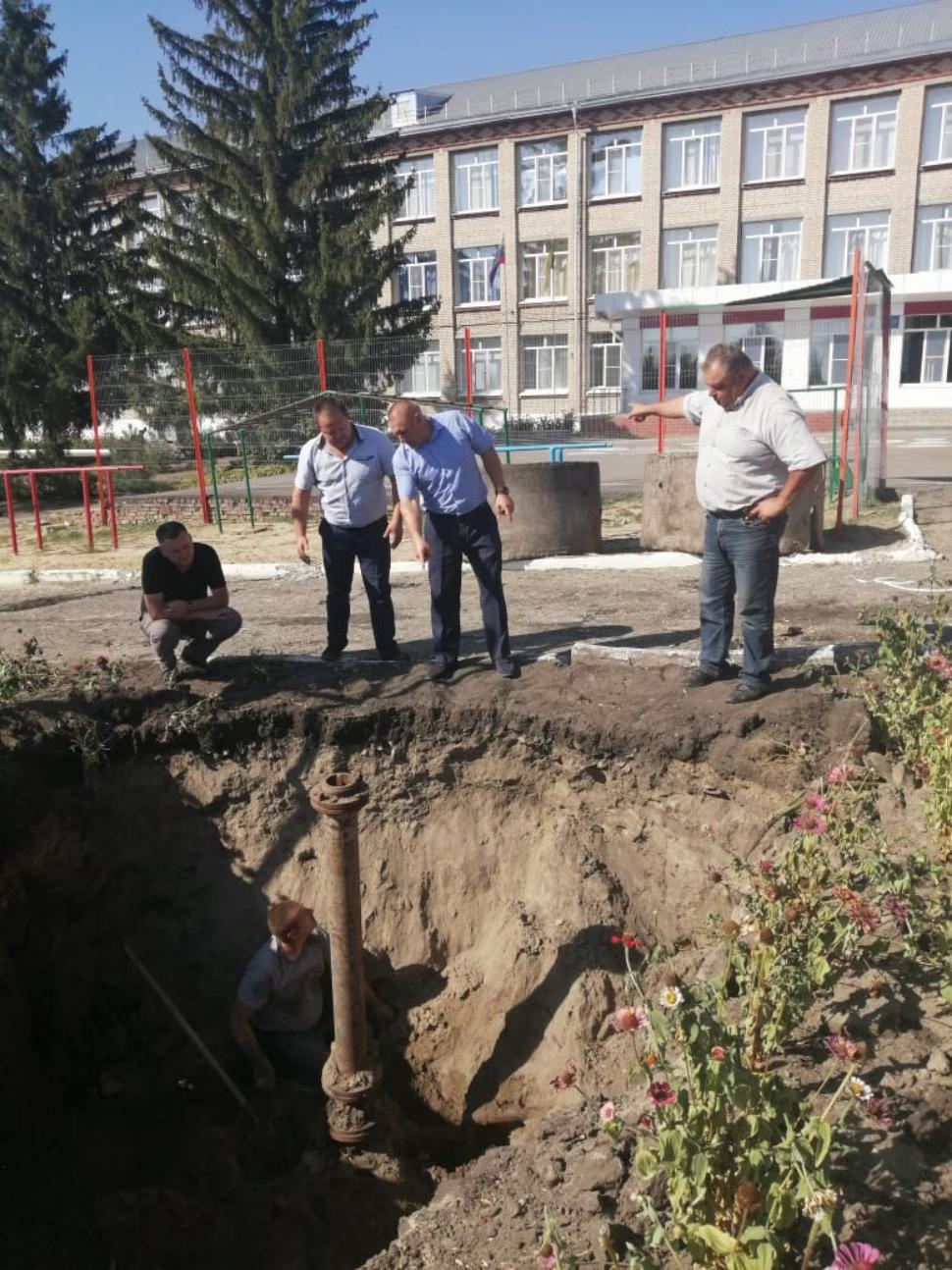 И.о. Главы администрации Камешкирского района Сергей Коновалов проконтролировал ход ремонта участка водопровода