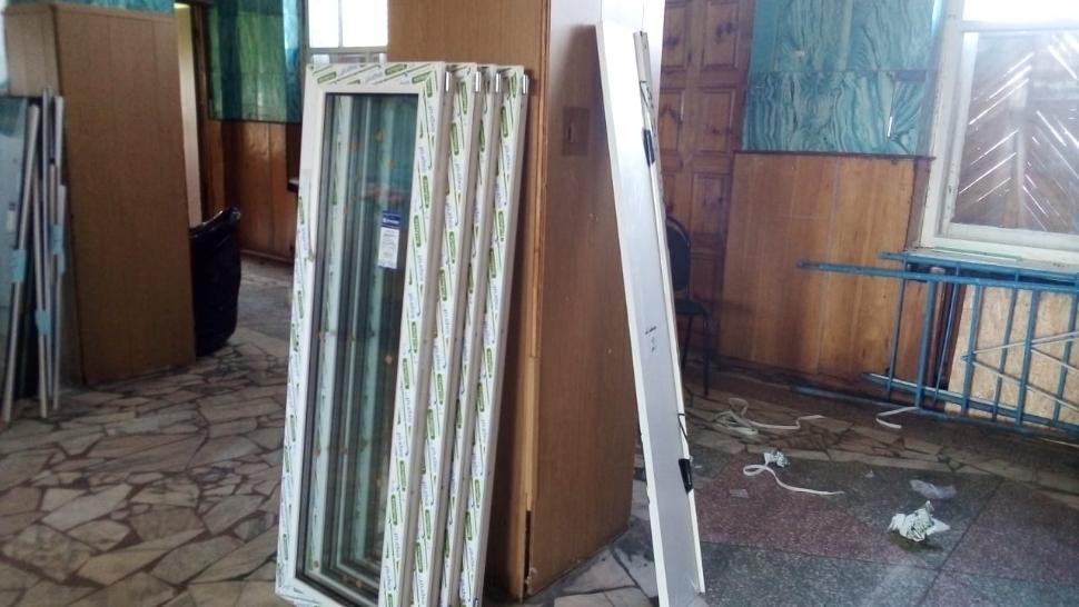 В Лапшовском сельском доме культуры начались работы по установке новых оконных блоков В Лапшовском сельском доме культуры начались работы по установке новых оконных блоков