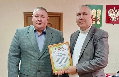 Исполняющий полномочия главы Камешкирского района Дмитрий Мануковский  поздравил главного редактора газеты «Новь» Олега Каленина с Днём российской печати