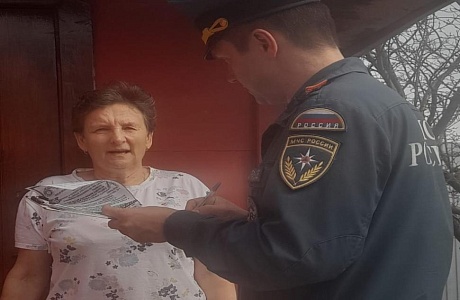 Сотрудники МЧС напоминают жителям района о правилах использования открытого огня