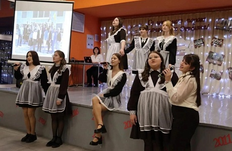 «СО ШКОЛЬНОГО ПОРОГА НАЧИНАЕТСЯ ОТЧИЗНА»: В СРЕДНЕЙ ШКОЛЕ С. РУССКИЙ КАМЕШКИР ПРОШЕЛ ВЕЧЕР ВСТРЕЧИ ВЫПУСКНИКОВ