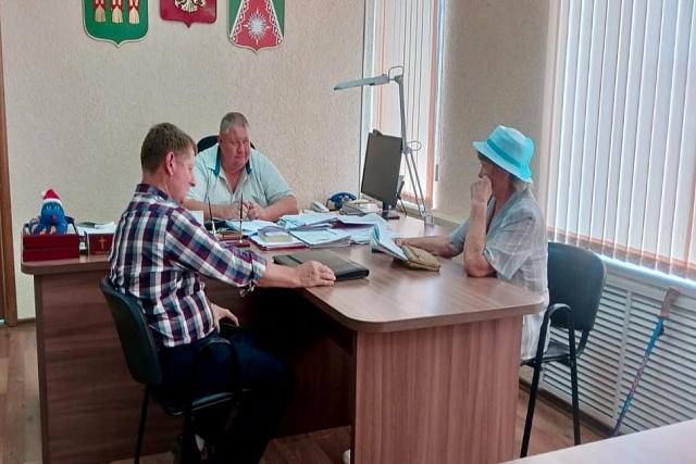 Глава Камешкирского района Дмитрий Мануковский  провёл личный  приём граждан