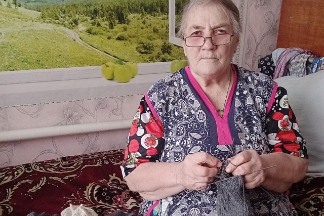 Получатели социальных услуг вяжут носки для бойцов СВО