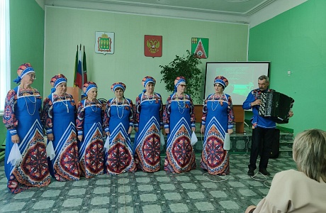 В большом зале районной администрации Камешкирского района творческую программу «Ваш праздник сердечной улыбкой увенчан» В большом зале районной администрации Камешкирского района творческую программу «Ваш праздник сердечной улыбкой увенчан»
