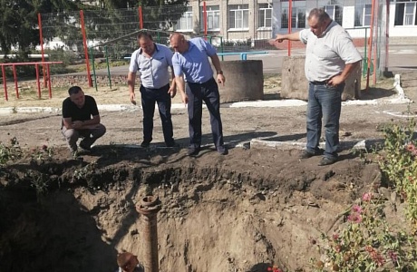 И.о. Главы администрации Камешкирского района Сергей Коновалов проконтролировал ход ремонта участка водопровода