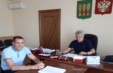 Глава администрации Камешкирского района Сергей Хазов в ходе личного приема встретился с учредителем ООО Агро-Трейдинг Глава администрации Камешкирского района Сергей Хазов в ходе личного приема встретился с учредителем ООО Агро-Трейдинг