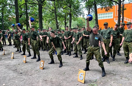 Гвардейцы попробовали свои силы в соревнованиях по гиревому спорту
