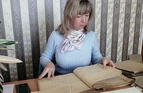    Жительница г.Саратов посетила архив администрации Камешкирского района в поисках информации для составления ее родословной