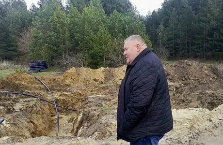  Глава Камешкирского района Дмитрий Мануковский проконтролировал ход работ по ремонту участка водопроводной сети по ул. Советская в селе Русский Камешкир