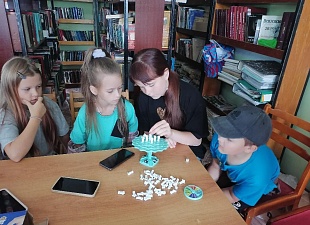 Литературно - игровой час  «Чтение и настольные игры: объединяем любителей книг и игр!»