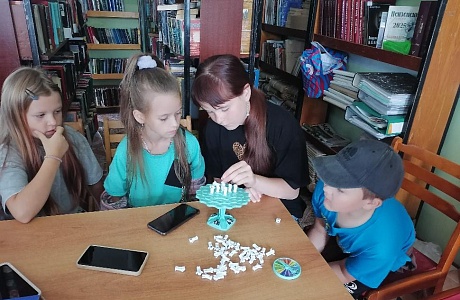 Литературно - игровой час  «Чтение и настольные игры: объединяем любителей книг и игр!»