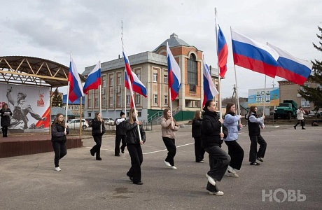 На центральной площади села Русский Камешкир состоялся торжественный митинг, посвящённый 11-й годовщине воссоединения Республики Крым и города Севастополя с Российской Федерацией