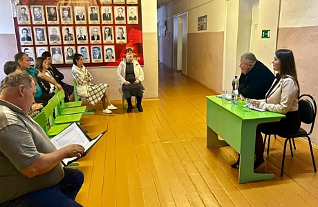 Глава Камешкирского района Дмитрий Мануковский встретился с жителями сел Мокрый Дол и Бегуч Глава Камешкирского района Дмитрий Мануковский встретился с жителями сел Мокрый Дол и Бегуч