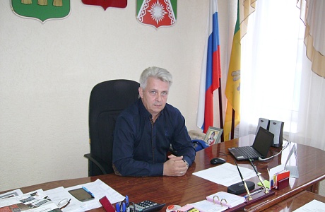 Глава администрации Камешкирского района Сергей Хазов провел рабочую встречу с руководителями ООО «Агро-Мир» и ООО «Руно»