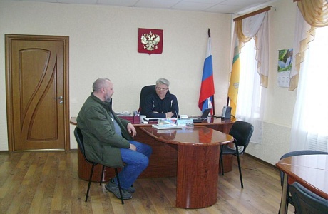 Глава администрации Камешкирского района Сергей Хазов в ходе личного приема встретился с индивидуальным предпринимателем Владимиром Грачевым Глава администрации Камешкирского района Сергей Хазов в ходе личного приема встретился с индивидуальным предпринимателем Владимиром Грачевым